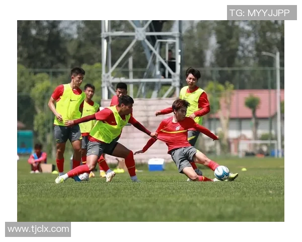 足球明星对抗训练揭秘 提升个人技术与团队配合的秘密技巧